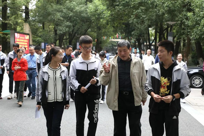 教授与学生互动交谈