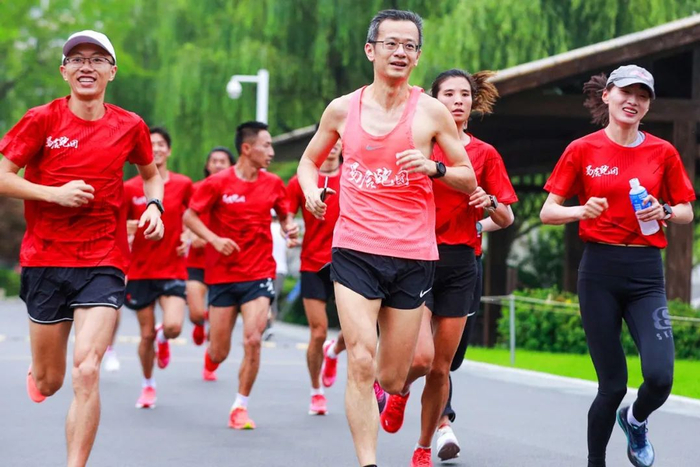 易居老板丁祖昱（中）与李芷萱（右一）