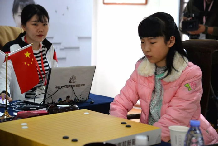 吴依铭思考棋局