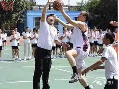 2012年10月，在一场友谊赛中，温家宝与前国手进行了比赛。