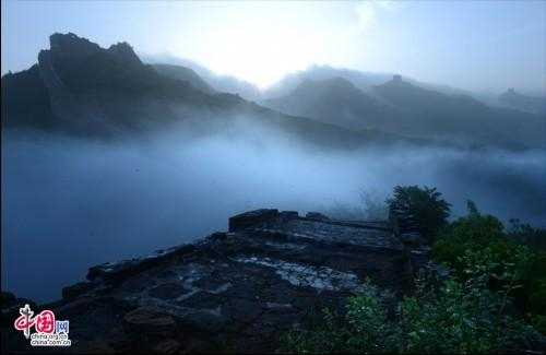 金山岭长城云雾缭绕。段久军 摄