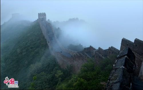 金山岭长城云雾缭绕。段久军 摄