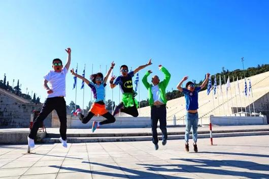 代表团成员在雅典第一届现代奥林匹克运动会广场激情飞扬