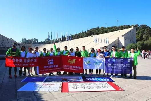 代表团成员纷纷亮出各自的旗帜