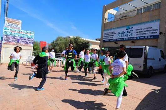 代表团成员在进行马拉松跑前的热身