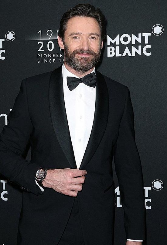 但走红毯的休叔就不得不遮掩一下肌肉了