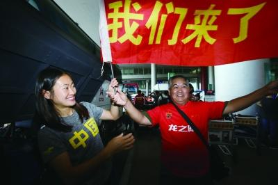 吴海燕与接机的球迷互动