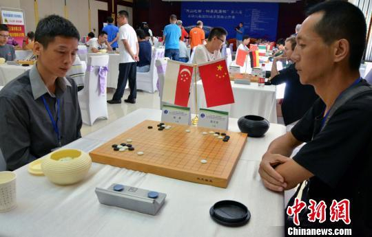 图为来自新加坡的选手（左）和中国选手（右）在进行比赛。　孙亭文 摄