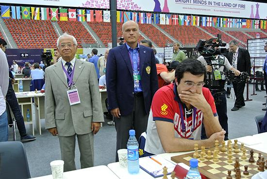 波斯托夫斯基（左）与俄罗斯棋协主席费拉托夫观看克拉姆尼克对局。