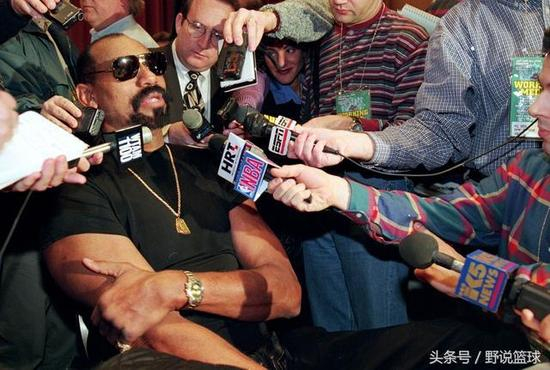 4、76人将张伯伦交易至湖人