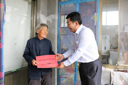  日照体彩人员慰问生活困难老人