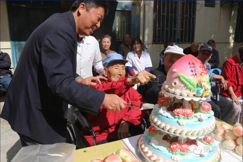  南京体彩人员为97岁的抗战老兵祝寿