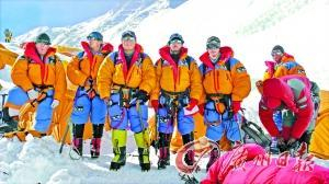 △2013年5月，登山队员们在珠峰登顶前检查装备。图片来源：广州日报