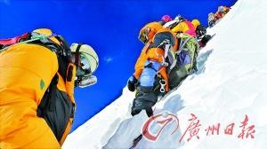 △2014年登山季，几名登山者在登珠峰 图片来源：广州日报