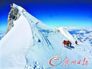 △登山者从珠峰2号营地向上攀登图片来源：广州日报