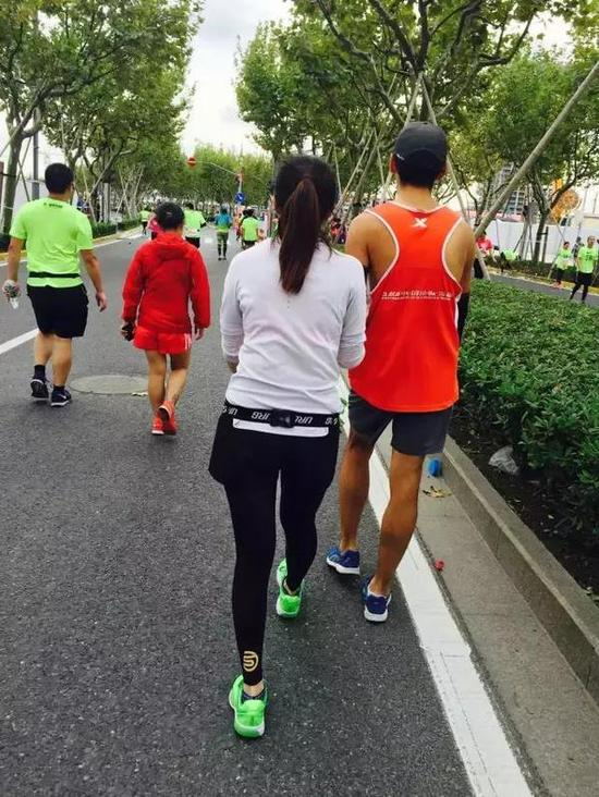 　　后来我们在路上捡到脚受伤的小莹同学，本着不抛弃不放弃的精神，一场4个人的战斗变成5个人的战斗。