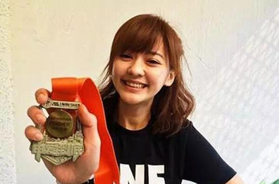 上个月，陈意涵还报名参加了上海马拉松，并完成了半马的比赛。赛后，她在微博晒出了自己的完赛奖牌。
