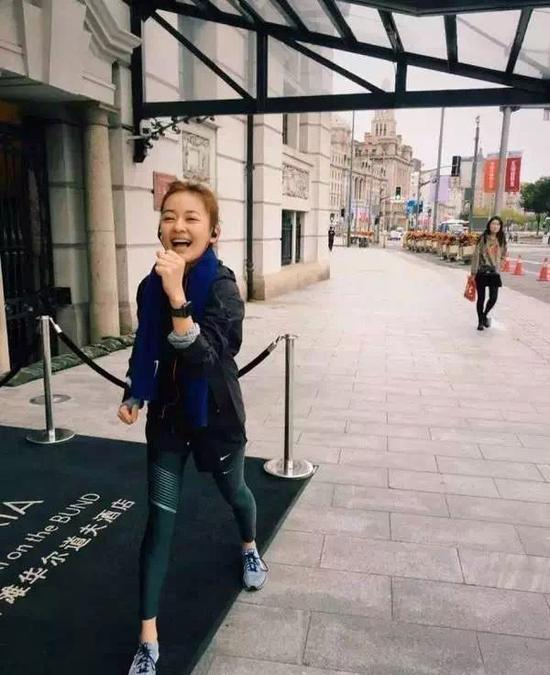 间歇跑是跑友提高耐力、突破瓶颈的重要方式，这种有氧和无氧结合的训练方法可以让自己的身体反复接近、并承受乳酸阈的压力。