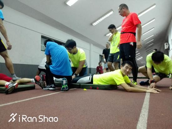  有了顶尖教练的鼓励、指导，有了无私团队的陪伴、互助，加上他的一点点勤奋，很快他就突破了跑步的瓶颈。