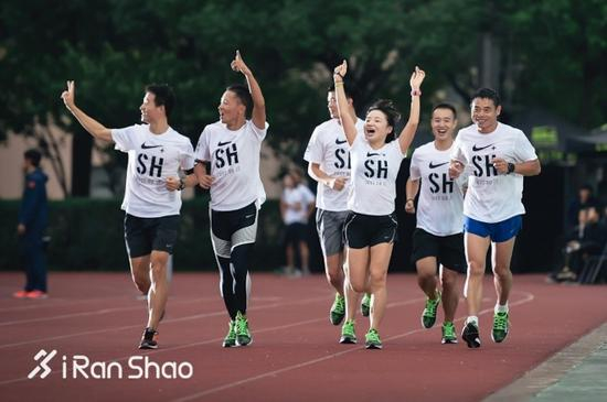  10月的魔都，天气凉爽，适合PB。然而乘铭只能老实地降低配速，做一名服务跑者的兔子。