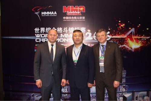  左一：格斗沙皇菲多·艾米连科右一：WMMAA（国际综合格斗协会）主席VadimFinkelchtein，中间：WMMAA（国际综合格斗协会）副主席、WMMAA（国际综合格斗协会）亚洲区主席、CMMAF（中国综合格斗联盟）主席韩久力