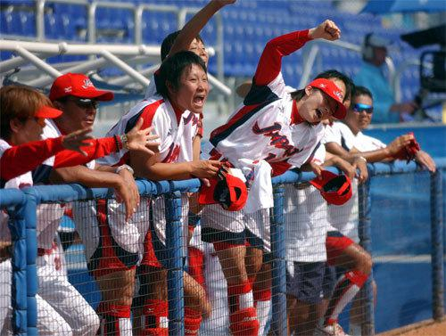 李敏宽表示：“不管怎么说，为日本队掌旗有点说不过去，这个孩子性格有些孤僻，她很小时妈妈就去世了，有时想法有点怪。”