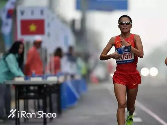 岳超是江苏队的专业选手。她的家乡在沈阳，从小跟随教练来到扬州。