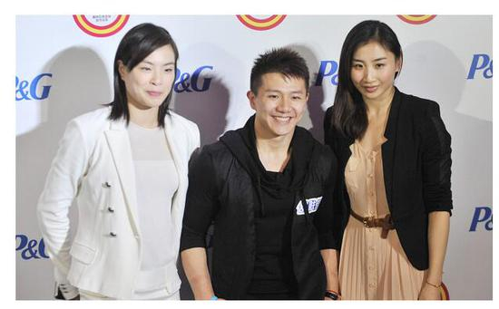 　　2012年伦敦奥运前，吴敏霞与何雯娜陈一冰出席某公益活动。