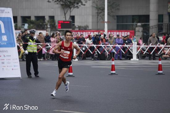 后半他有点掉速，但仍以2：20：56夺得第六名——和20公里时的位置差不多，还跑赢一个埃塞俄比亚特邀选手。