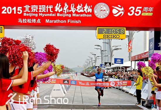 2016年6月在《中国马拉松大腕陶绍明》一文中，笔者曾作过这样的类比。
