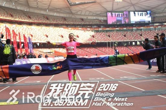 在园博园举行的第一场，罗川没有使出全力：“前面都跟着跑，最后3公里才加速。”