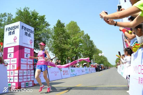 去年10月的最后一个周末，她背靠背连跑两场半马，而且两战全胜：