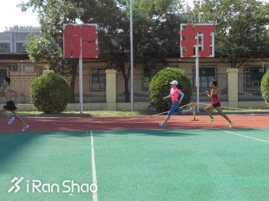 “室内馆跑道长245米，一般情况不让进，除非雾霾特别大——AQI指数200以上。”罗川说。