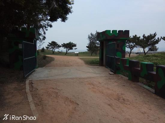 当年留下的大量碉堡、反登陆鹿砦和堑壕、铁丝网犹在。