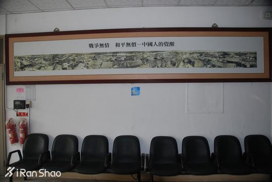 二楼是县长等官员的办公室，红漆地板已经磨得很旧。