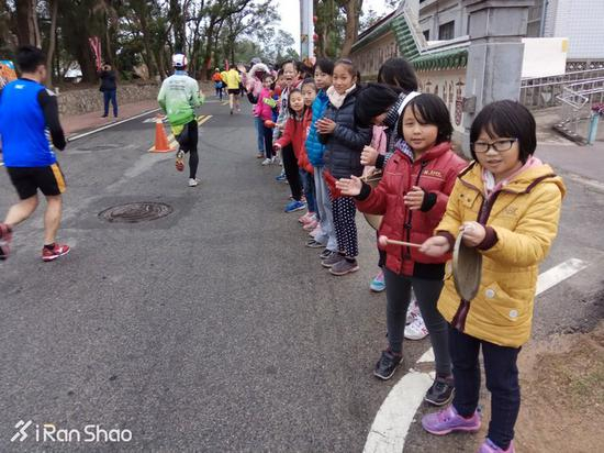 跑过古宁头牌坊。