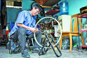 凯涛正在工作室改装自己的第7辆趴车。