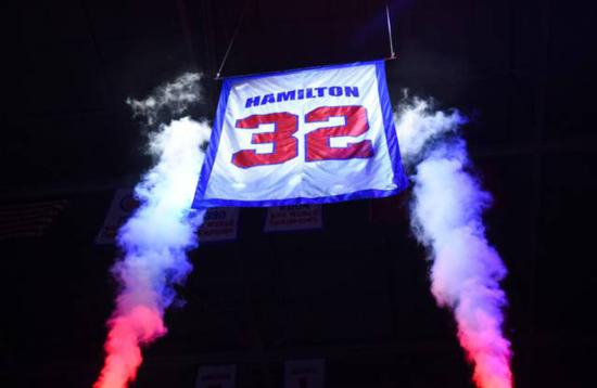 这件巨型球衣与一众活塞队传奇巨星的球衣一同高高的悬挂在奥本山宫殿的上空。