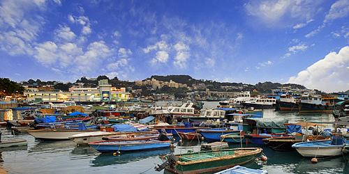长洲渡轮码头附近的北社海傍路——著名的海鲜美食街（图片来自香港旅游局网站）