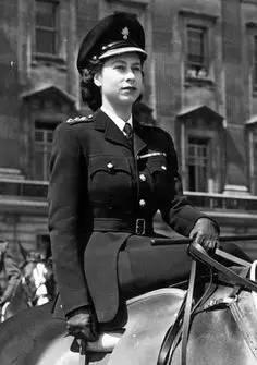 伊丽莎白二世军服侧骑