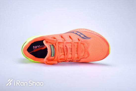 Freedom ISO上有三个支撑条，主要用处有两点：包裹中足部位，支撑两侧鞋面。