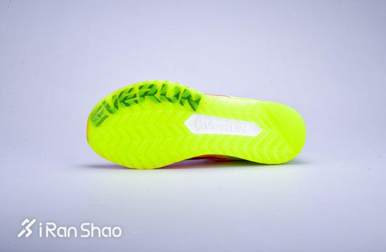 突出的小耳齿组成波浪形纹路整个大底。