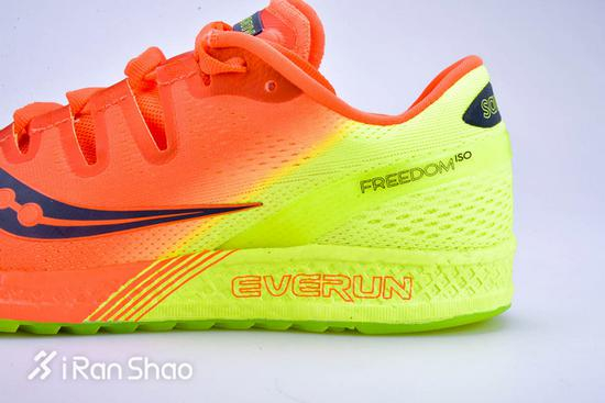 鞋垫下方就是Everun材料了，不知还会有几家推出TPU爆米花材料的中底。