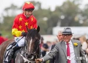 ▲图/Bronwen Healy，CHC主席张祖德（右）与‘佳龙驹’