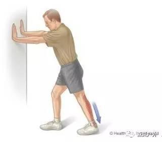 手扶墙，后脚跟贴地，人往前靠，非常有用。特别是足底筋膜炎。