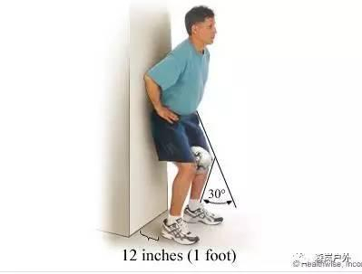 背靠墙半蹲，对锻炼大腿肌肉力量非常有用。