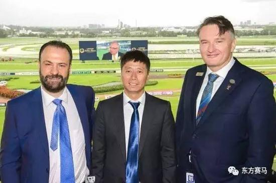 ▲图/ATC，新南威尔士州赛马局CEO Peter V‘landys（左），中国玉龙投资集团董事长张月胜（中），澳大利亚赛马会CEO Darren Pearce（右）