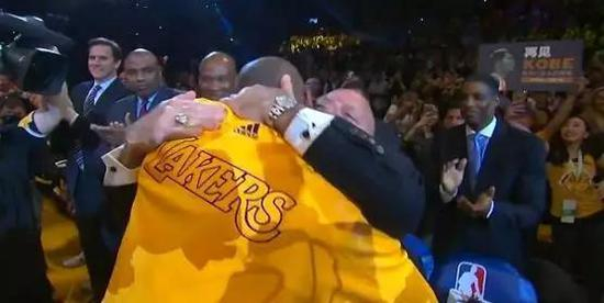 比赛开始。科比职业生涯最后一战，开始。