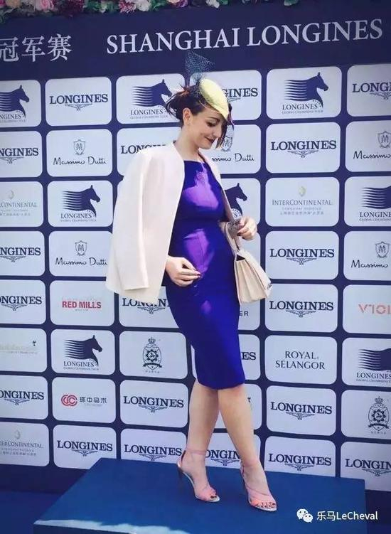 ▲纯色连衣裙塑造出女性的优雅温婉