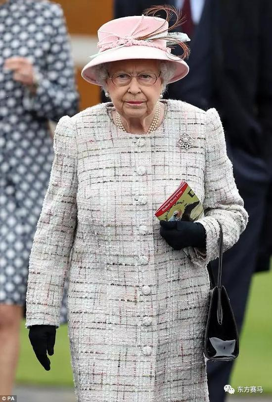 ▲图/PA，手拿马本的女王陛下